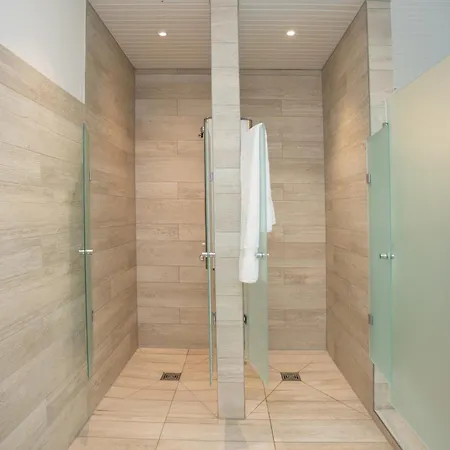 Deluxe - Sauna & Pool - Free Parking Apartment *